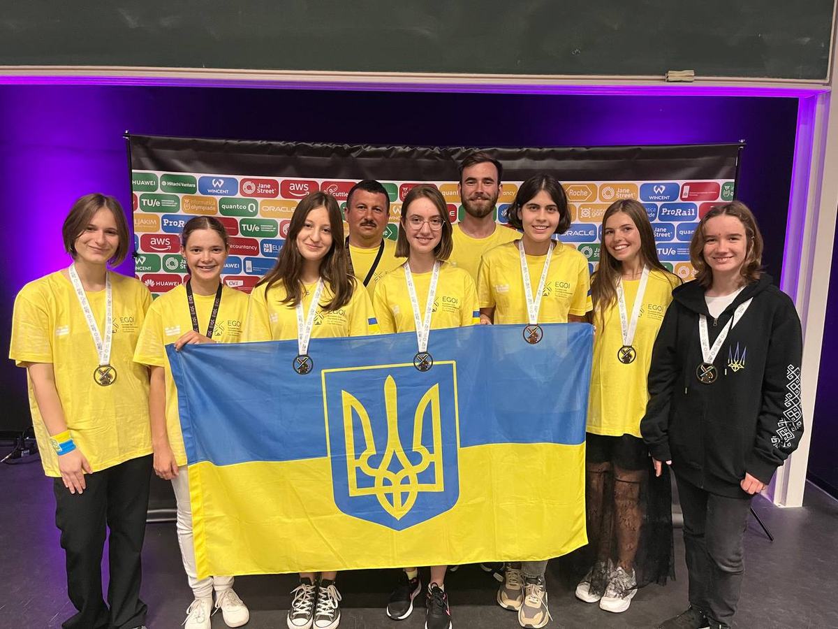 Зліва направо: Уляна Маланяк, Вікторія Лаврова, Дар'я Перекопська, Олександр Міца, Ксенія Стрельбицька, Ігор Баренблат, Юнна Хейфець, Ольга Воляник, Дар'я Лобас