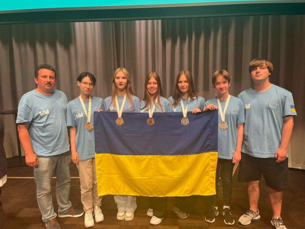Зліва направо: Олександр Міца (керівник команди), Дарина Карпенко, Аліса Потьомкіна, Ольга Воляник, Уляна Маланяк, Дар’я Лобас, Андрій Филипюк (заступник керівника команди)