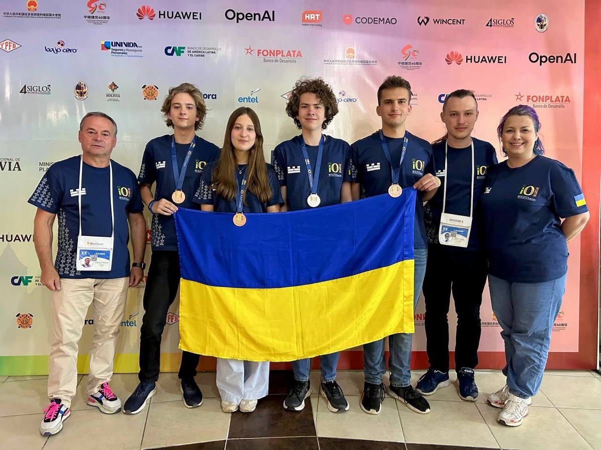 From left to right: Valentyn Melnyk, Stepan Simak, Daria Perekopska, Valerii Kovnatskyi, Illia Shevchenko, Anton Tsypko, Yana Cheishvili.
