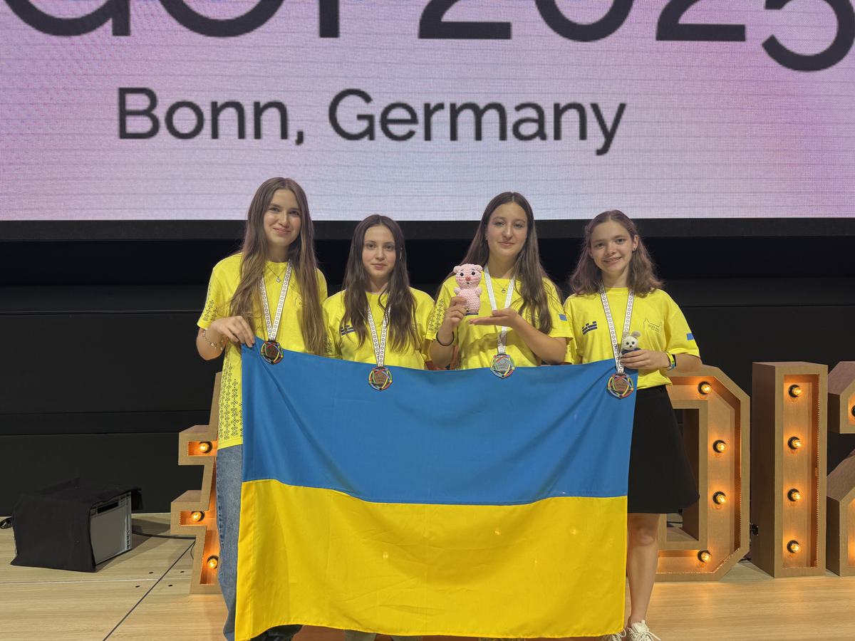 Зліва направо: Олеся Деньга, Тетяна Задніпровська, Дар'я Перекопська, Вікторія Лаврова