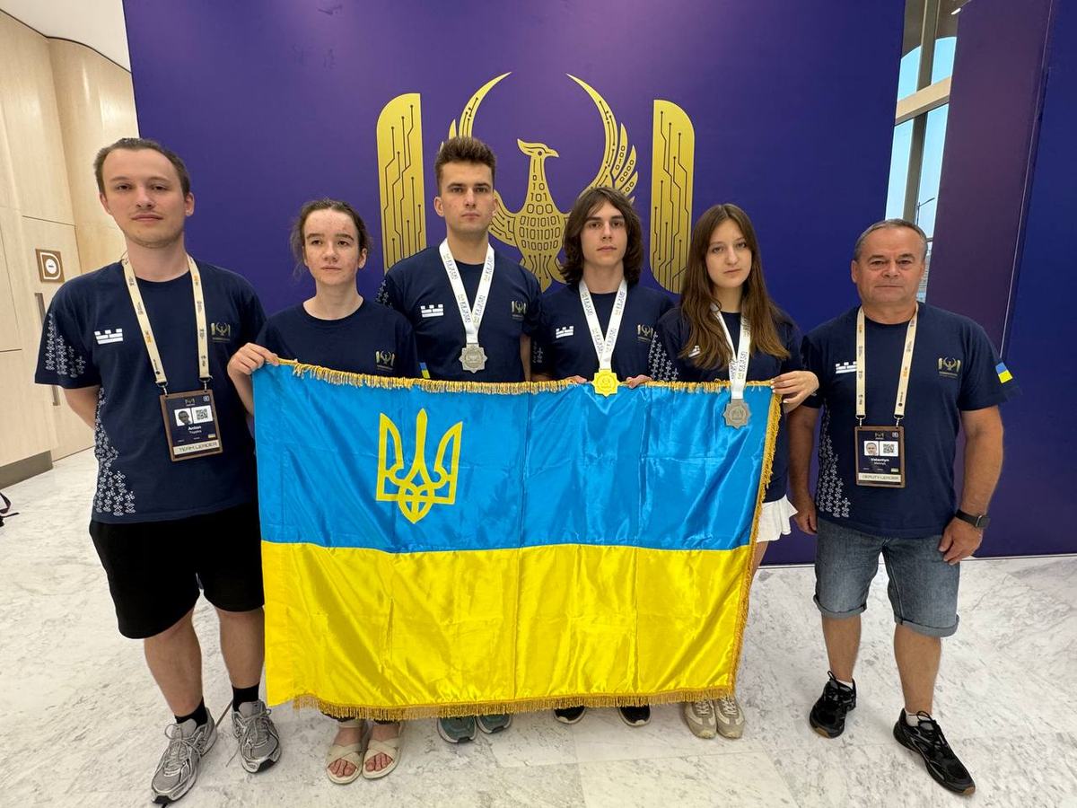 Зліва направо: Антон Ципко, Дар'я Лобас, Ілля Шевченко, Владислав Халін, Дар'я Перекопська, Валентин Мельник